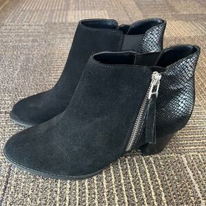Vionic Suede and snake pattern ankle boots, EUC, 8.5W, 2.5”heel, side zip